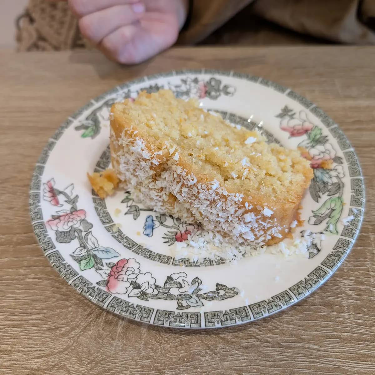 Gâteau à l’orange servi en parts